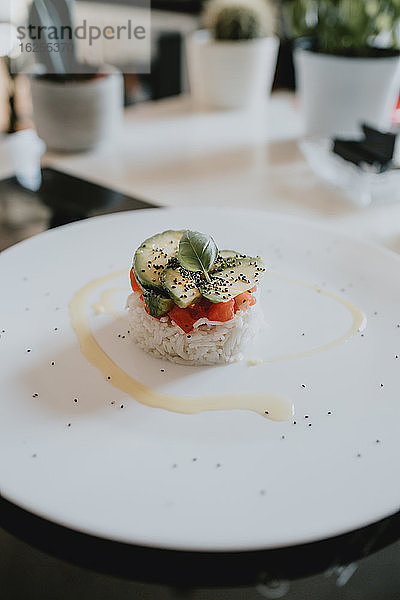Nahaufnahme von Sushi auf einem weißen Teller.