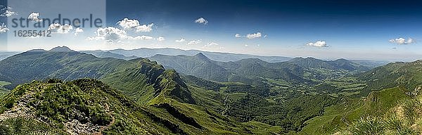 Blick vom Gipfel des Puy Mary auf die Berge des Cantal  Regionaler Naturpark der Vulkane der Auvergne  Departement Cantal  Auvergne-Rhone-Alpes  Frankreich  Europa