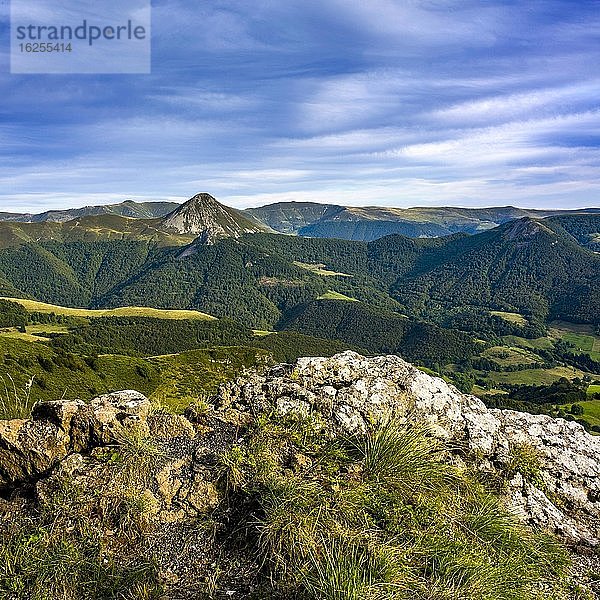 Blick auf die Berge Puy Griou und Monts du Cantal  Regionaler Naturpark der Vulkane der Auvergne