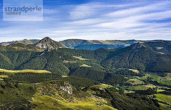 Blick auf die Berge Puy Griou und Monts du Cantal  Regionaler Naturpark der Vulkane der Auvergne  Departement Cantal  Auvergne-Rhône-Alpes  Frankreich  Europa