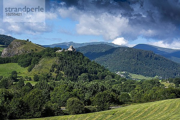 Albepierre-Bredons bei Murat  Kirche Saint-Pierre de Bredons  römische Kirche  Departement Cantal  Auvergne-Rhone-Alpes  Frankreich  Europa