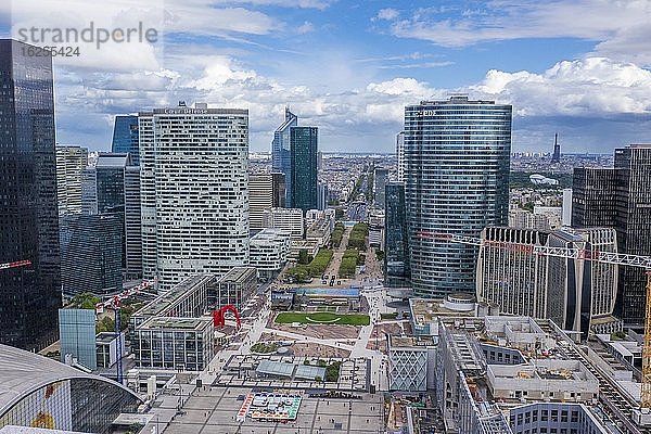 Stadtansicht la Défense vom Wolkenkratzer Grande Arche  Paris  Frankreich  Europa