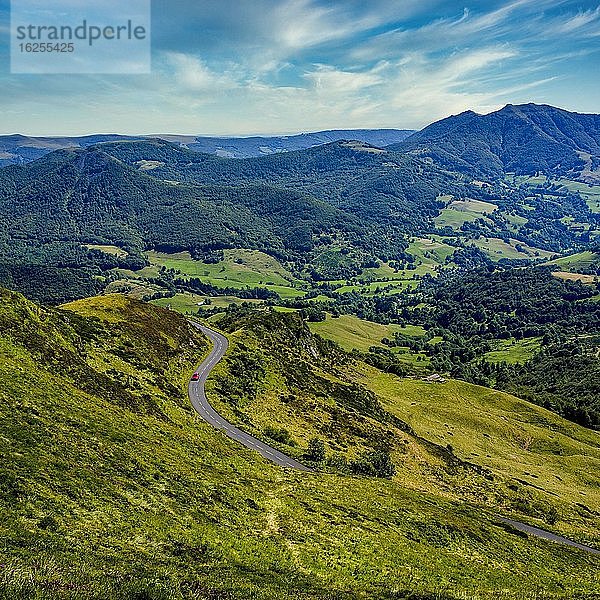 Straße  die das Mandailles-Tal mit dem Pas de Peyrol verbindet  Regionaler Naturpark der Vulkane der Auvergne  Departement Cantal  Auvergne-Rhône-Alpes  Frankreich  Europa