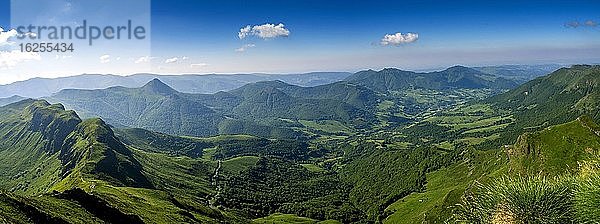 Blick vom Gipfel des Puy Mary auf die Berge des Cantal  Regionaler Naturpark der Vulkane der Auvergne  Departement Cantal  Auvergne-Rhone-Alpes  Frankreich  Europa