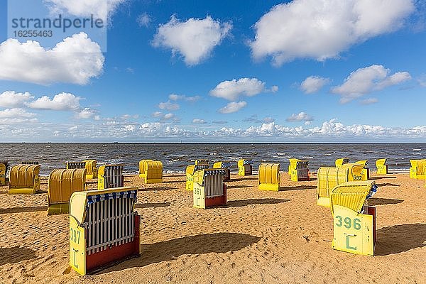 Gelbe Strandkörbe bei Hochwasser am Strand von Cuxhaven-Döse  Döse  Cuxhaven  Niedersachsen  Deutschland  Europa