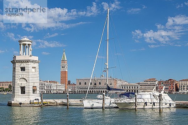 Blick über Bacino di San Marco auf Venedig mit Campanile di San Marco und Dogenpalast  vorne Leuchtturm und Boote  Venedig  Italien  Europa