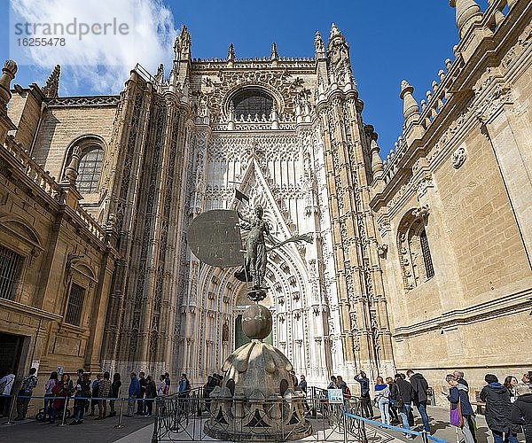 Touristen warten am Eingang der Kathedrale  Bronzestatue Giraldillo vor dem Haupteingang  Kathedrale von Sevilla  Catedral de Santa Maria de la Sede  Sevilla  Andalusien  Spanien  Europa