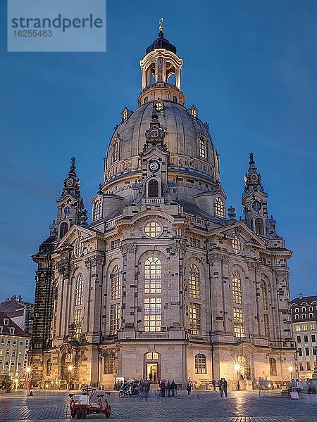 Beleuchtete Frauenkirche zur blauen Stunde  Dresden  Sachsen  Deutschland  Europa