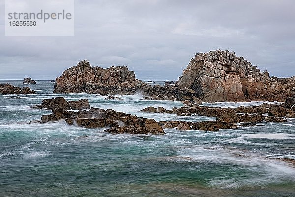 Stürmisches Meer mit Felsen  Saint-Guirec  Bretagne  Frankreich  Europa