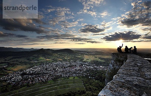 Junge Menschen erleben romantischen Sonnenuntergang  Burg Hohenneuffen  Neuffen  Baden-Württemberg  Deutschland  Europa