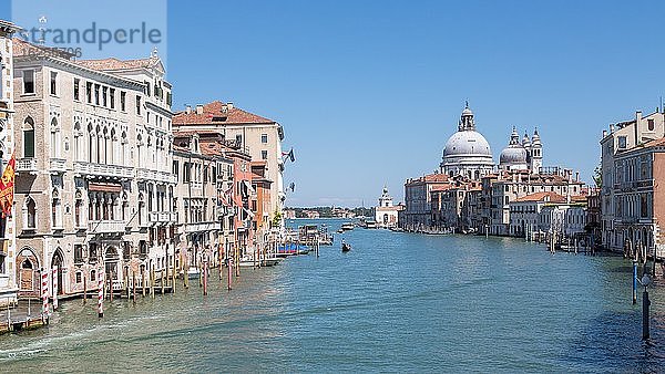 Blick über Canal Grande mit Kirche Santa Maria della Salute  Venedig  Italien  Europa