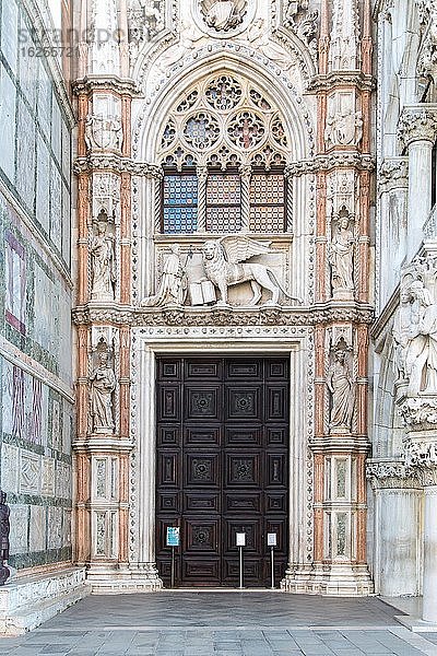 Eingang zum Dogenpalast  Markusplatz  Venedig  Italien  Europa
