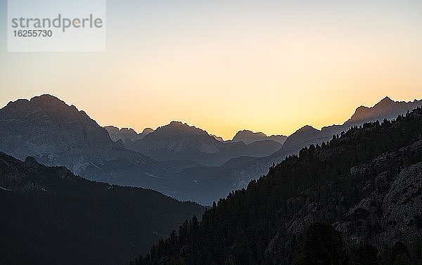 Sonnenaufgang vor Bergsilhouette  Passo Falzarego  Falzaregopass  Dolomiten  Südtirol  Trentino-Alto Adige  Italien  Europa