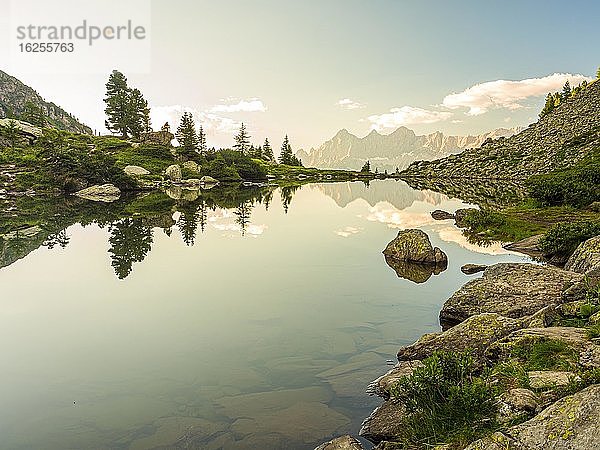 Der Hohe Dachstein spiegelt sich im Spiegelsee beim letzten Tageslicht  Reiteralm  Steiermark  Österreich  Europa