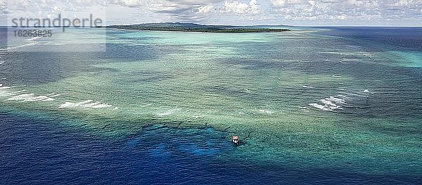 Tauchschiff am Außenriff  Vogelperspektive  Panorama  Insel Yap  Mikronesien  Ozeanien