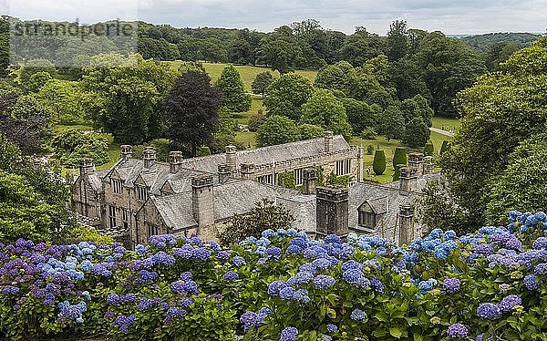 Viktorianisches Herrenhaus Lanhydrock House mit Gartenanlage  National Trust  Bodmin  Cornwall  Großbritannie