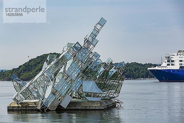 Skulptur She lies (Hun ligger) von Monica Bonvicini  MS Pearl Seaways  Kreuzfahrtfähre von DFDS Seaways  Stadtteil Bjørvika  Oslo  Norwegen  Europa