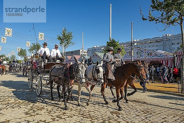 Geschmückte Pferdekutsche  hinten Casetas  Feria de Abril  Sevilla  Andalusien  Spanien  Europa