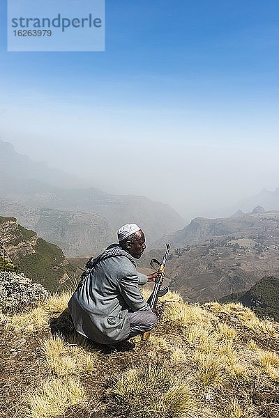 Wachposten mit Gewehr in den Bergen  Simien Mountains Nationalpark  Äthiopien  Afrika