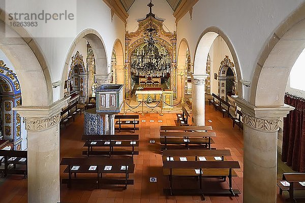 Innenraum  Mariä-Entschlafenskirche  Mittelschiff und Altarraum  Ort Alte  Loule  Algarve  Portugal  Europa