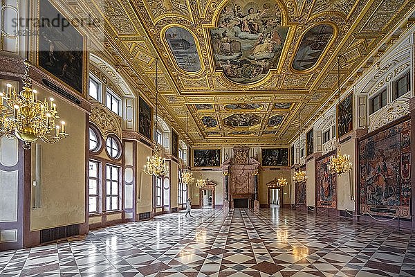 Kaisersaal mit vergoldeter Decke und Deckengemälden  Münchner Residenz  München  Oberbayern  Bayern  Deutschland  Europa