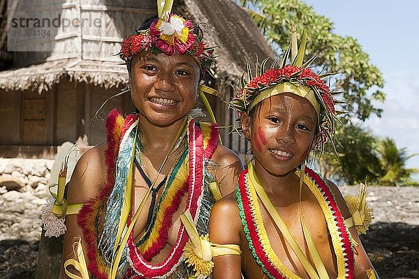 Jugendliche mit traditionellem Blumenschmuck  Insel Yap  Mikronesien  Ozeanien