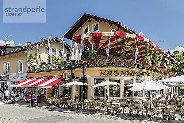 Cafe in der Fußgängerzone von Garmisch-Partenkirchen  Oberbayern  Bayern  Deutschland  Europa