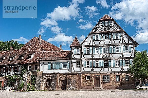 Klosterhof mit historischem Fachwerkensemble  Maulbronn  Kraichgau  Baden-Württemberg  Deutschland  Europa