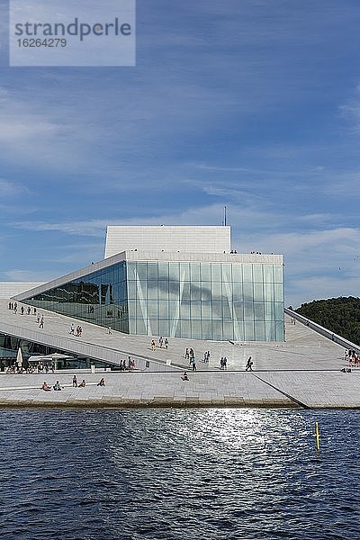 Promenade und Neues Opernhaus Oslo  Architekturbüro Snøhetta  Stadtteil Bjørvika  Oslo  Norwegen  Europa