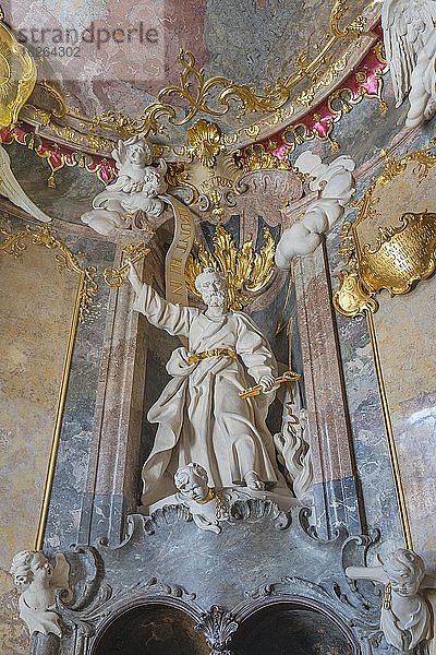 Heiligenfigur im Vorraum  Petrus mit Schlüsseln  Barocke St.Johann Nepomuk Kirche  Asam Kirche  Sendlinger Str. München  Oberbayern  Bayern  Deutschland  Europa