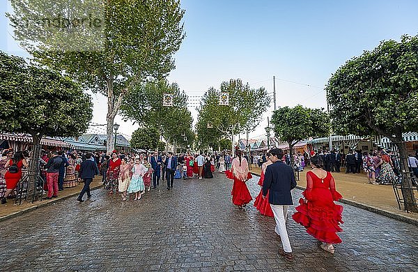 Feiernde Spanier in traditioneller Kleidung vor Festzelten  Casetas  geschmückte Straße  Feria de Abril  Sevilla  Andalusien  Spanien  Europa