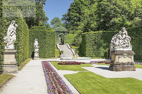 Skulpturen und Pavillon im Schlossgarten von Schloss Linderhof  Oberbayern  Bayern  Deutschland  Europa