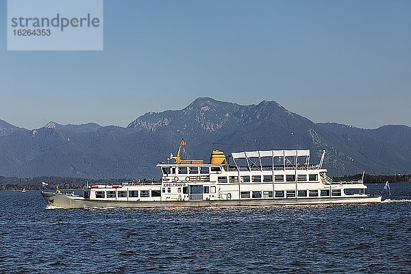 Rundfahrtschiff auf dem Chiemsee  Oberbayern  Deutschland  Europa