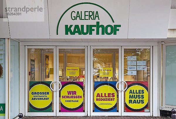 Eingang zu Galeria Kaufhof  Geschäftschliessung  Insolvenzplan Galeria Karstadt Kaufhof  Witten  Nordrhein-Westfalen  Deutschland  Europa