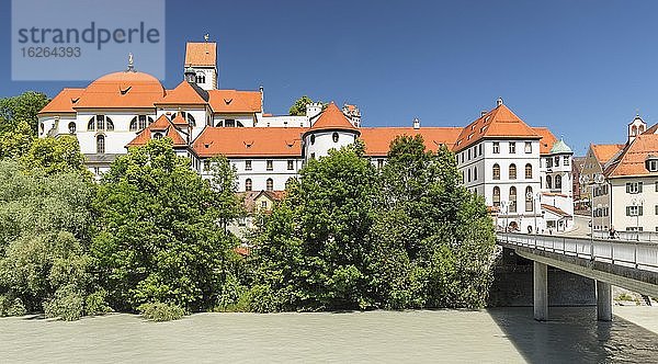 Blick über die Lech zu Kloster St. Mang und Hohem Schloss  Füssen  Ostallgäu  Bayern  Deutschland  Europa