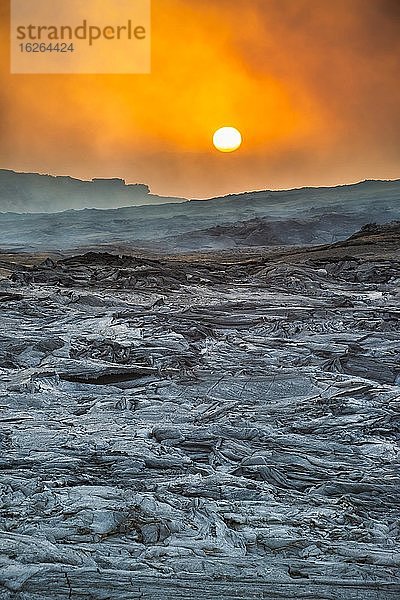 Sonnenaufgang über dem Lavafeld  Schildvulkan Erta Ale  Danakil-Senke  Region Afar  Äthiopien  Afrika