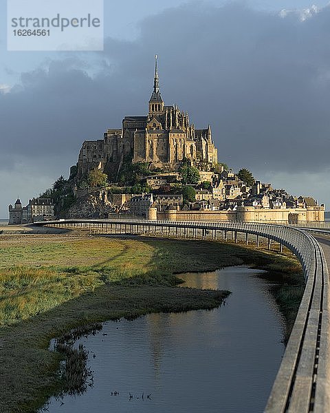 Le Mont-Saint-Michel mit Fußgängerbrücke  Departement Manche  Normandie  Frankreich  Europa