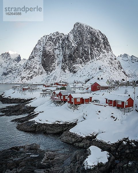 Rorbuer Fischerhütten am verschneiten Fjord  Hamnøya  Moskenesøy  Lofoten  Norwegen  Europa