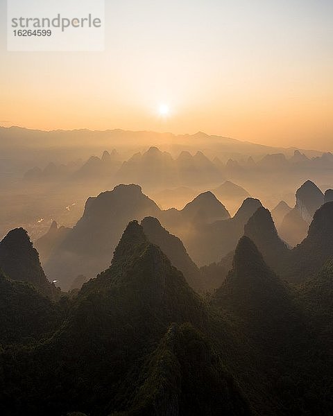 Chinesisches Karstgebirge bei Yangshuo zum Sonnenaufgang  Guilin  China  Asien