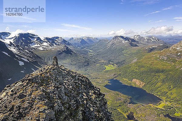 Luftaufnahme  Innerdalstårnet  Gipfel und Blick auf See Innerdalsvatna  Innerdalen  Trollheimen Mountain Area  Sunndal  Møre og Romsdal  Norwegen  Europa