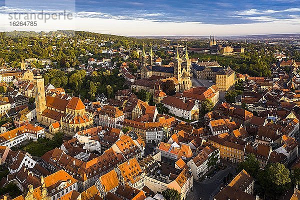 Luftaufnahme  Bamberger Dom mit neuer Residenz  Bamberg  Oberfranken  Bayern  Deutschland  Europa