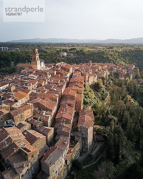 Luftaufnahme  Stadtansicht von Pitigliano  Italien  Europa