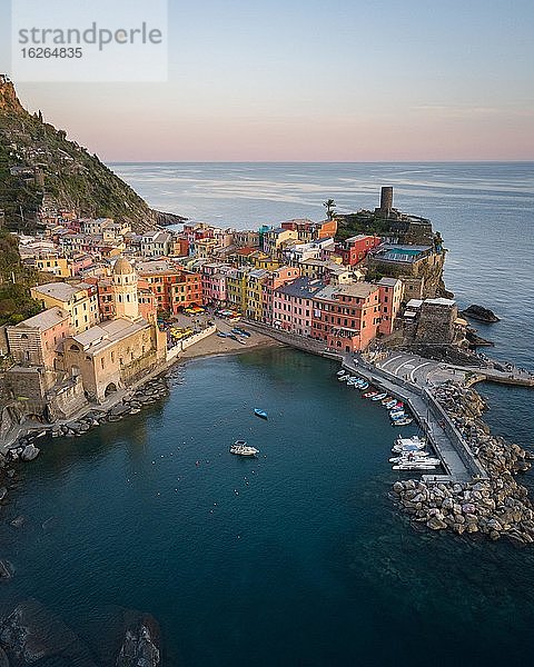 Luftaufnahme  Ortsansicht mit bunten Häusern  Vernazza  Cinque Terre  Ligurien  Italien  Europa