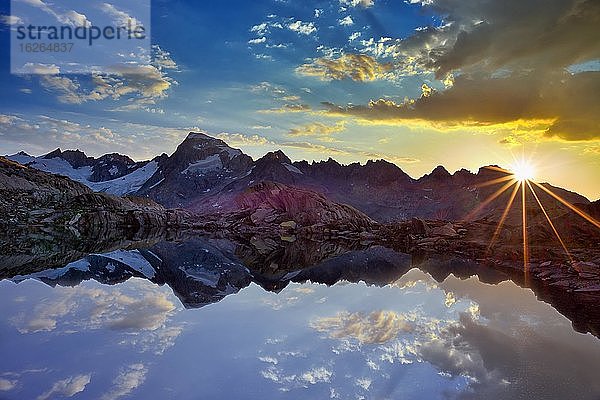 Grätlisee mit Spiegelung der Berge und Wolken bei Sonnenaufgang (Kanton Wallis)  Schweiz  Europa