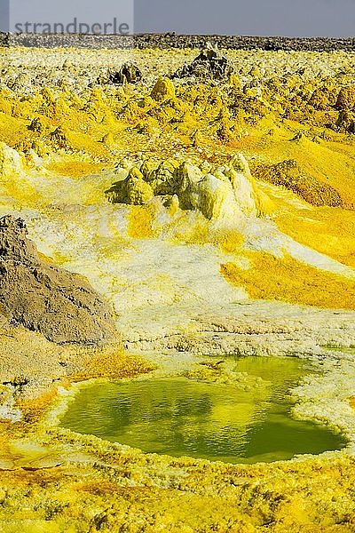 Geothermalgebiet mit Schwefelablagerungen und säurehaltiger Salzlake  Dallol  Danakil Senke  Äthiopien  Afrika