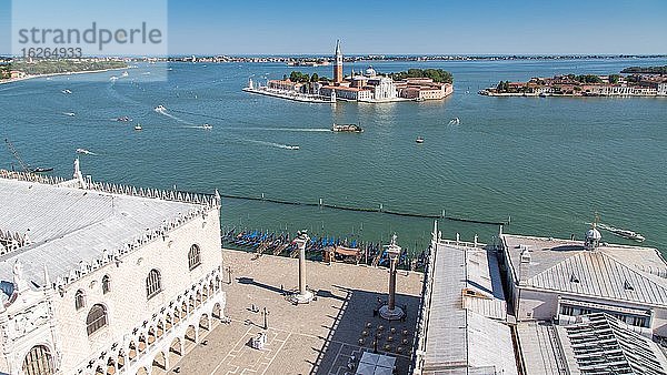 Blick auf Klosterinsel San Giorgio Maggiore  vorne Markusplatz mit Dogenpalast  Venedig  Italien  Europa
