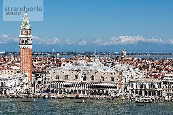 Blick auf Markusplatz vom Wasser  mit Dogenpalast und Campanile di San Marco  hinten Alpen  Venedig  Italien  Europa