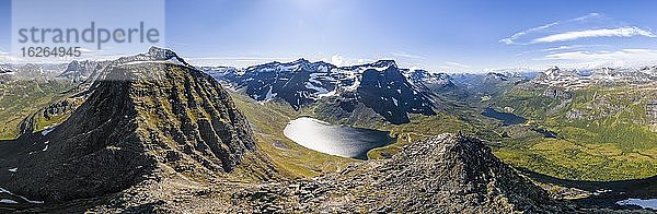 Luftaufnahme  Innerdalstårnet  Gipfel und blick auf See Innerdalsvatna  Innerdalen  Trollheimen Mountain Area  Sunndal  Møre og Romsdal  Norwegen  Europa