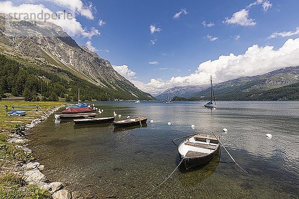 Fischerboote auf dem Silsersee  Engadin  Graubünden  Schweiz  Europa