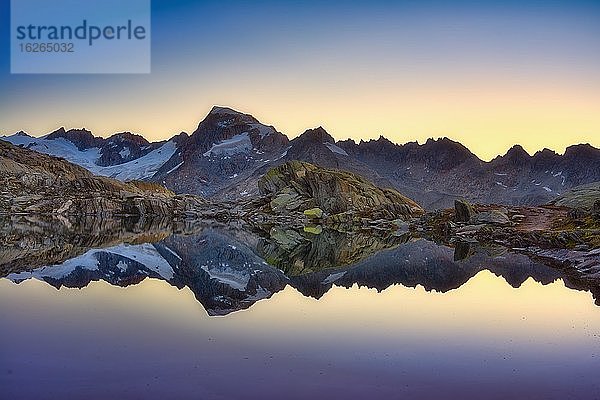 Grätlisee mit Spiegelung der Berge im Morgenlicht (Kanton Wallis)  Schweiz  Europa
